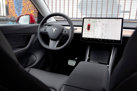 Сенсорный интерфейс Tesla Model 3, среди самых незаметных тенденций